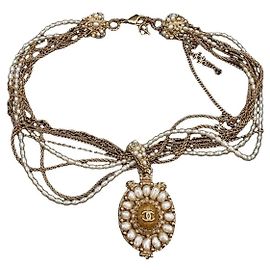 Collier Chanel multi-rangs en perles et pendentif logo CC Blanc Doré