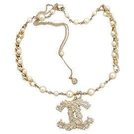 Colar Chanel com pendente CC, pérolas e cristais Branco Dourado
