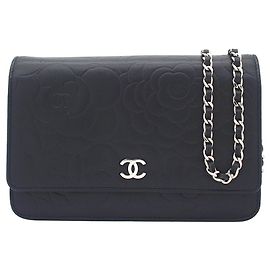 Bolsa Tiracolo Chanel CC Embossed Lambskin Camellia Wallet On Chain Preta Preto