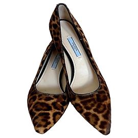 Prada Sapatos de salto em pelo de vitela com estampa de leopardo Marrom Estampa de leopardo