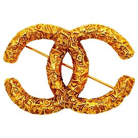 Spilla Chanel placcata oro con logo Coco e motivo lava D'oro