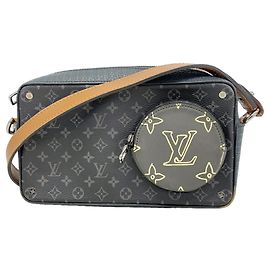 Bolsa de Ombro Louis Vuitton Monogram Eclipse Preto