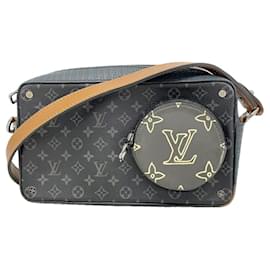 Sac à épaule Louis Vuitton Monogram Eclipse Noir