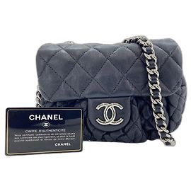 Borsa a tracolla Chanel Matelassé in nero Nero