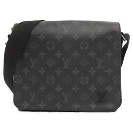 Bolso de hombro Louis Vuitton Monogram Eclipse District PM Negro