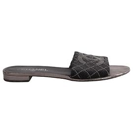 Mules Chanel in pelle nera Nero