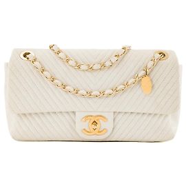 CHANEL - Bolsa de ombro Classic/Timeless Medaillon em couro chevron amassado bege Bege
