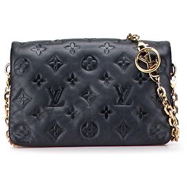 Borsa a tracolla Pochette Coussin Louis Vuitton Monogram Embossed nera Nero