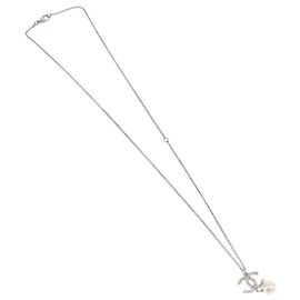Chanel CC Pearl Drop Anhänger aus Metall mit Kunstperle Silber