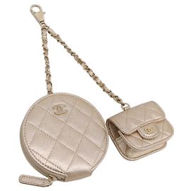 Chanel Pearl Crown CC Multi Pouches Wristlet em pele de cordeiro acolchoada Dourado