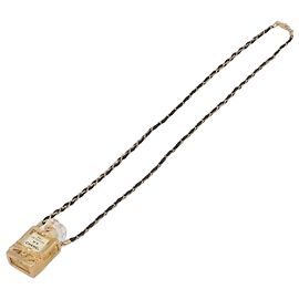 Pendente a forma di flacone di profumo Chanel CC No.5 in metallo D'oro