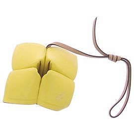 Charm Fendi Cocotte em couro Amarelo