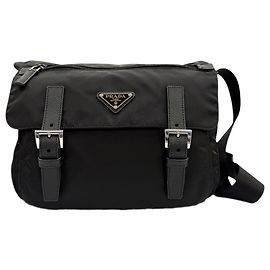 Bolsa Messenger Prada em Tessuto com acabamento em Saffiano preto, zíper e fivela dupla Preto