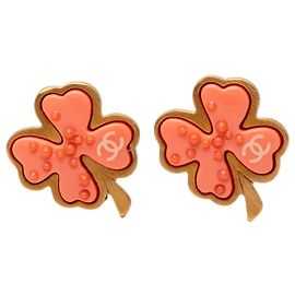 Boucles d'oreilles clips Chanel Rose CC plaqué or émail trèfle Autre