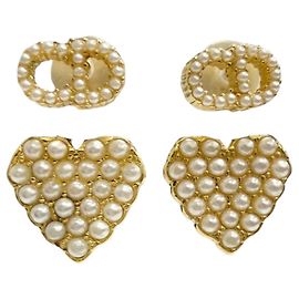 Orecchini Dior Gold placcati oro con perle sintetiche, logo CD, cuore a goccia e chiusura a pressione D'oro