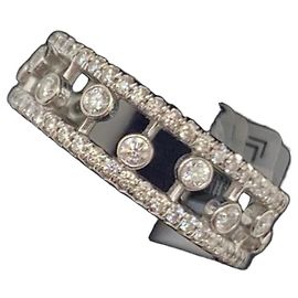 De Beers ring Silvery