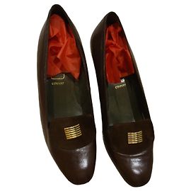 Autre Marque Escarpins en cuir marron à boucle dorée Marron
