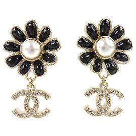 Brincos Chanel CC banhados a ouro com strass, esmalte e pérolas artificiais em formato de flor, fecho push back Dourado