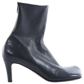 Bottega Veneta Leather Ankle Boots in Black ITZTQ99VEQTC, Size EU 38.5 Black