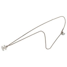 Colar com pingente Chanel Silver CC em latão e strass Prata