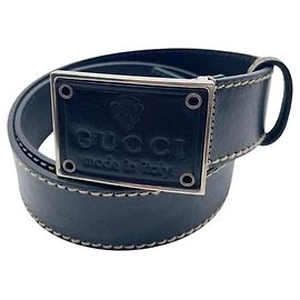 Cinto Gucci em couro preto com placa de brasão Preto