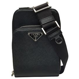 Bolso bandolera Prada con placa de logotipo triangular Negro