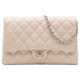 Clutch Chanel matelassé em couro caviar bege com alça de corrente Bege