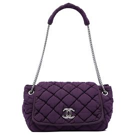 Bolsa de ombro Chanel em nylon acolchoado bubble roxa com aba e corrente acordeão Roxo
