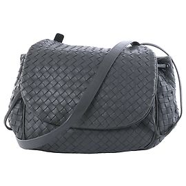 Bolsa Tiracolo Bottega Veneta com Aba em Couro Intrecciato Cinza Cinza