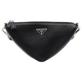 A silhueta icónica do logótipo triangular da Prada é reinterpretada de forma moderna para um design tridimensional e sensual. Fabricado com um material leve, mas altamente durável, é resistente a riscos do dia a dia. Preto