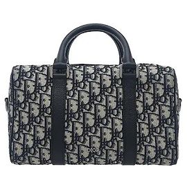 O clássico padrão jacquard Oblique da Dior harmoniza-se com acabamentos em couro flexível para completar uma silhueta sofisticada e sensual. Fabricado em material de lona altamente durável, é resistente a riscos, Outro
