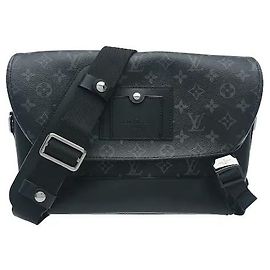 Louis Vuitton Confeccionada em canvas Monogram Eclipse, esta mala tiracolo apresenta um estilo distintamente moderno e uma excelente durabilidade. A combinação de tons calmos de preto e cinzento confere-lhe um toque sofisticado, e é Preto
