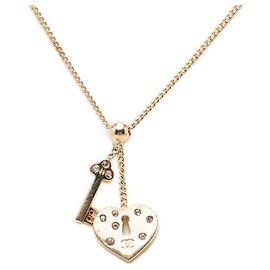 Collana con pendente Chanel CC placcata oro con cuore in strass, lucchetto e chiave D'oro