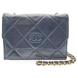 Chanel Bolsa de ombro vintage em couro matelassê azul com aba envelope CC e corrente Azul