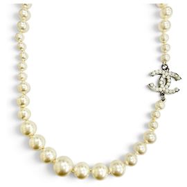 Collana di perle lunga Chanel A14V Coco Mark Argento Bianco