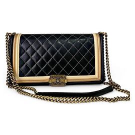 Borsa a tracolla Chanel Boy in pelle matelassé nera e oro Nero D'oro