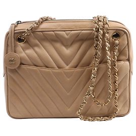 Bolsa de Ombro com Corrente em Couro Chevron Chanel em Beige Bege