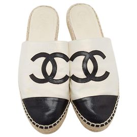 Chanel Mules Espadrilles em Couro Preto e Branco CC Preto Branco