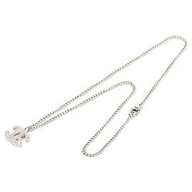 Colar com pingente Chanel Silver CC em latão Prata