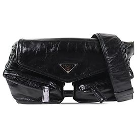 Bolsa Messenger Prada em couro de bezerro enrugado preto com fivela Preto
