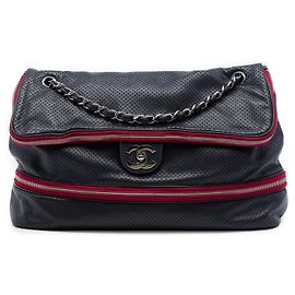 Sac à épaule extensible Chanel en veau perforé bleu Bleu Bleu Marine