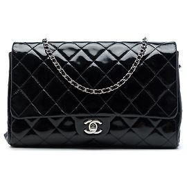 Clutch de aba acolchoada em verniz preto Chanel CC com corrente Preto