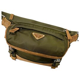 Bolsa Messenger Prada em Re-Nylon com acabamento em camurça marrom Marrom Caqui