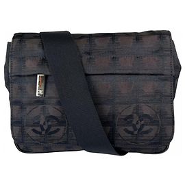 Borsa a tracolla Chanel in nylon nero Nero