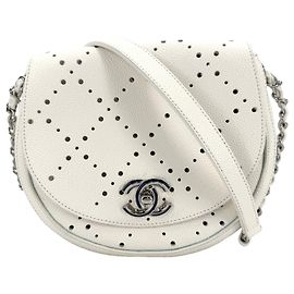 Bolsa de ombro perfurada para mulher Chanel Marrom Branco