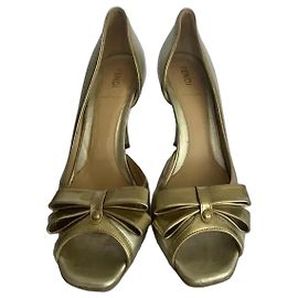 Fendi goldfarbene Leder-Pumps mit Schleife Golden