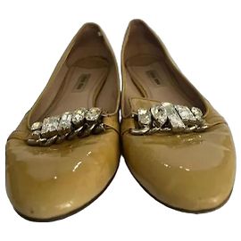 Sapatilhas Miu Miu em couro envernizado amarelo com joia Bege