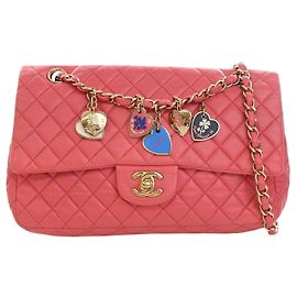 Bolsa de ombro Chanel Medium Classic Single Flap em pele de cordeiro rosa com pingentes de coração Valentine's Rosa