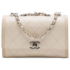 Bolsa Tiracolo com Aba Chanel CC Matelassê em Pele de Bezerro Amassada e Grosgrain Castanha Marrom