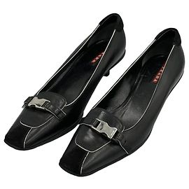 Prada Zapatos Kitten Heels de piel negra con hebilla Negro